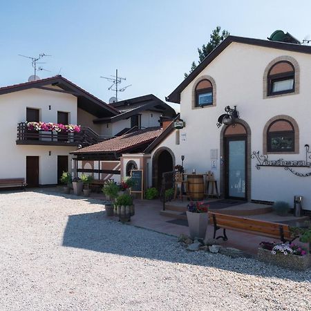 Restaurace A Penzion U Doubku Breclav Exterior photo