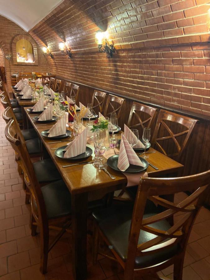 Restaurace A Penzion U Doubku Breclav Exterior photo